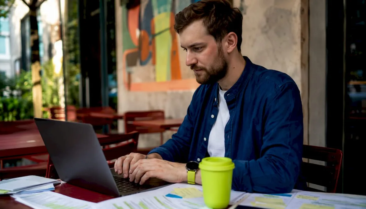 Advertiser setting up paid search campaign
